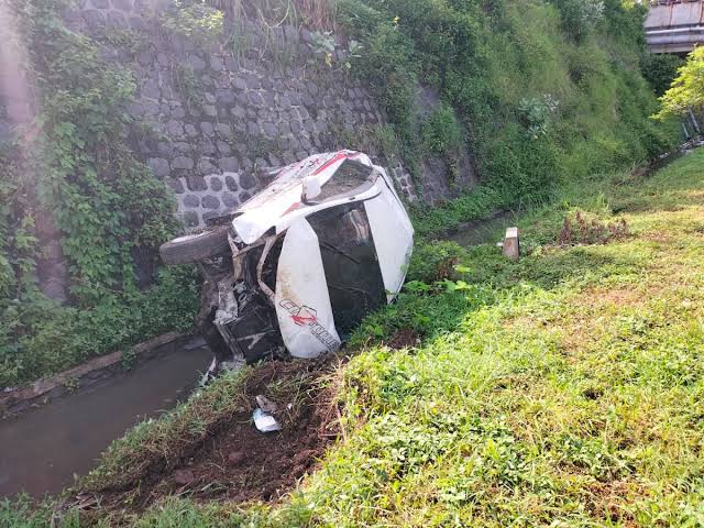 Mobil Berisi 3 Warga Kabupaten Lumajang Terguling di Tol Gempol-Pandaan. Foto: kumparan.com.