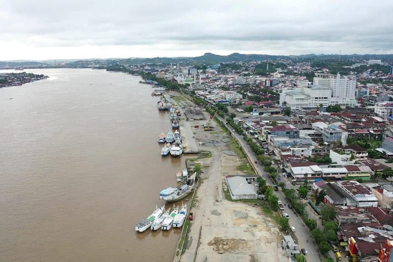 Suasana di perairan dan Pelabuhan Samarinda. 