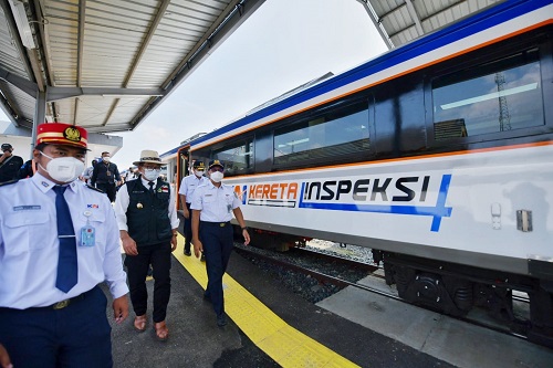 Gubernur Jabar, Ridwan Kamil didampingi Dirut PT KAI,  Didiek Hartantyo melakukan inspeksi terakhir  reaktivasi jalur kereta api Cibatu-Garut dan sempat berhenti di tiga stasiun yaitu, Pasir Jengkol, Wanaraja, dan Garut. (Ist.)