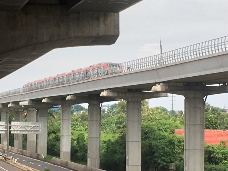 Enam rangkaian kereta LRT terparkir di jalur Bekasi Timur, Minggu (9/1/2021). Foto: BeritaTrans.com.