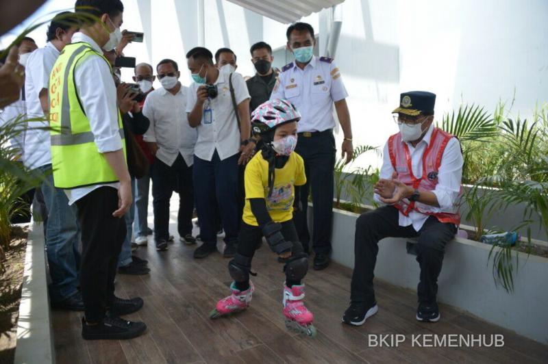 Menhub Budi Karya Sumadi jumpai anak berolah raga di Sport Center Terminal.Tirtonadi, Solo