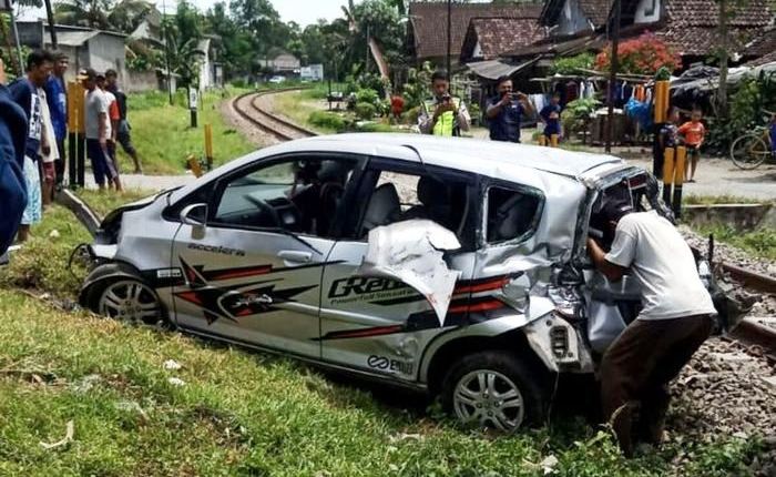 Kondisi mobil Honda  Jazz tampak rusak disambar Kereta Api Matarmaja namun pengemudinya selamat. (Foto:Otomotifnet.com)