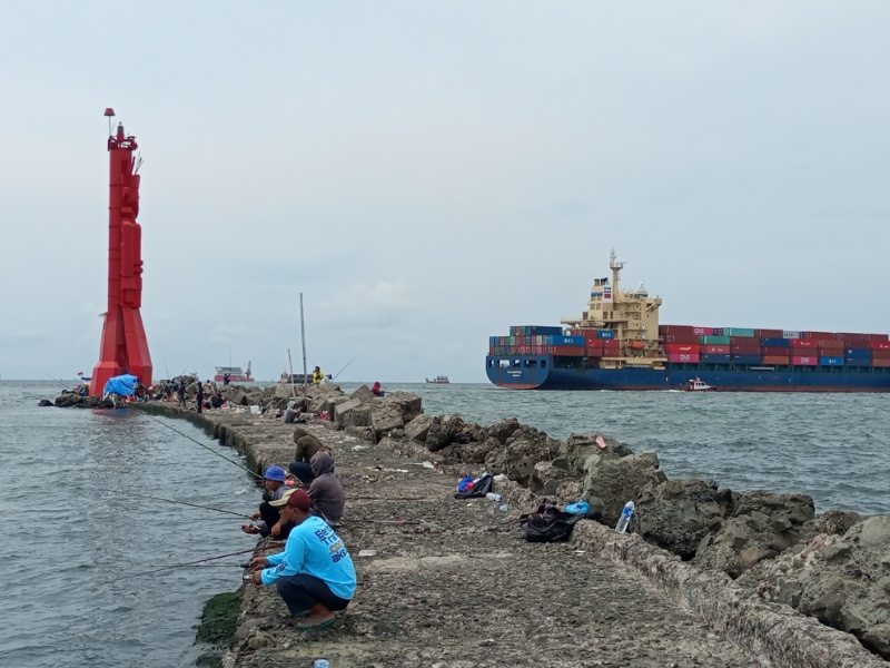 Ada dua rambu suar berbentuk ondel-ondol di pintu masuk alur pelabuhan. Merah dan hijau. Foto: Awe/BeritaTrans.com.dan Aksi.id.