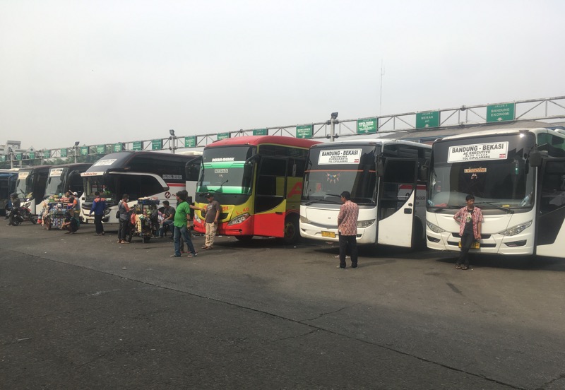 Belasan bus antarkota siap menjaring penumpang di area keberangkatan Terminal Bekasi, Senin (10/1/2022). Foto: BeritaTrans.com.