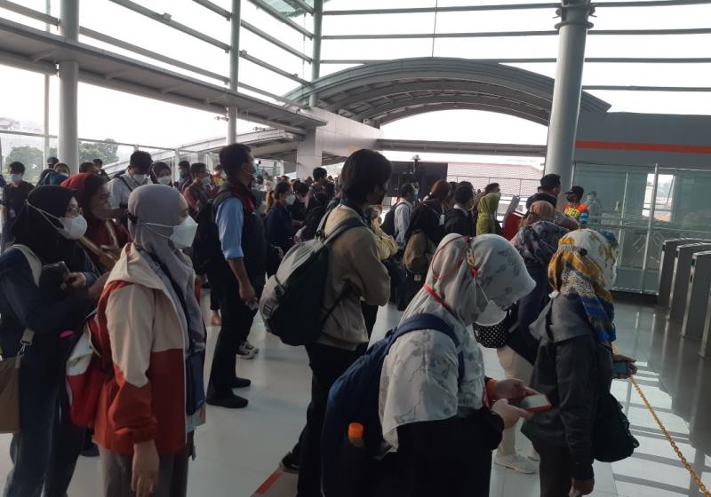 Antrean penumpang KRL di gedung baru sebelum melakukan tap tiket, Senin (10/1/2022).