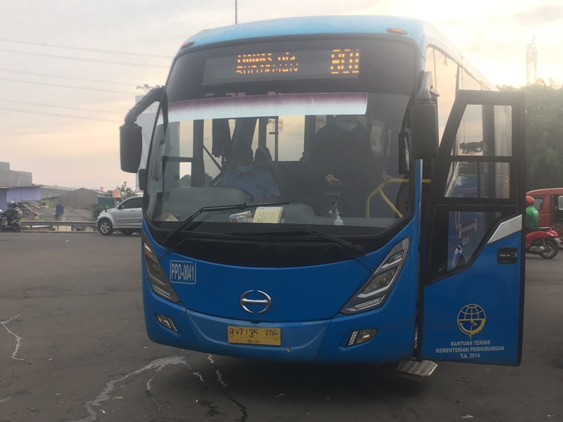 Bus kota parkir di sisi jalan depan Gerbang Tol Bekasi Timur, Senin (10/1/2022). Foto: BeritaTrans.com.