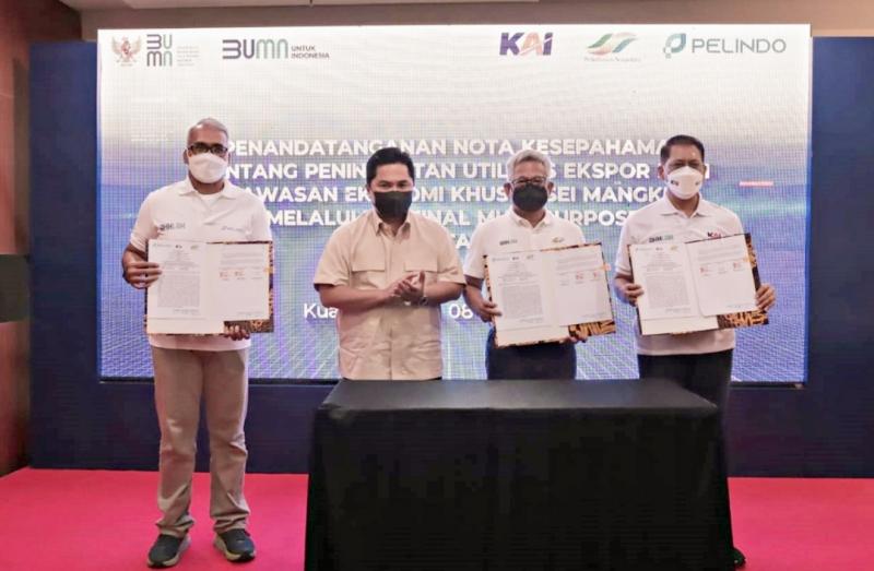 Penandatanganan MoU tersebut dilakukan oleh Direktur Utama KAI Didiek Hartantyo, Direktur Strategi Pelindo Prasetyo, dan Direktur Utama Holding PTPN III Mohammad Abdul Ghani yang disaksikan oleh Menteri BUMN Erick Thohir di Medan, Sabtu (8/1/2022).