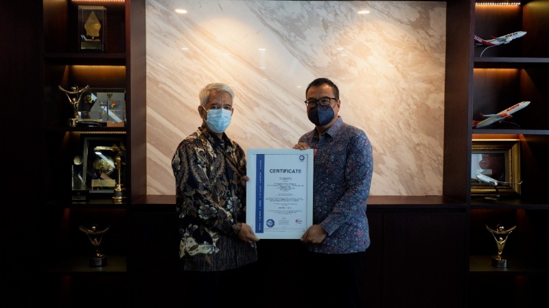 Faik Fahmi saat menerima ISO 50001:2018