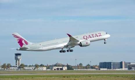 Qatar Airways menuntut uang kompensasi kepada Airbus atas kerusakan desain pesawat jet A350 yang mereka beli. Foto: istimewa.