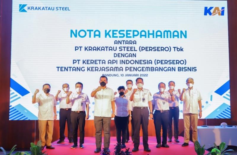 Jajaran pimpinan PT. Kereta Api Indonesia (Persero) dan PT. Krakatau Steel (Persero) Melakukan Sesi Foto Bersama Setelah Penandatanganan Nota Kesepahaman.