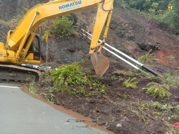 Salah satu unit alat berat Kementerian PUPR tengah melakukan penanganan darurat pasca banjir di Jayapura dan sekitarnya. (Ist.)
