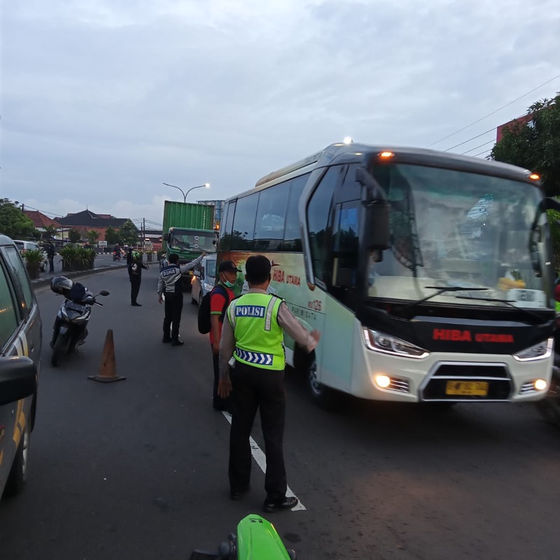 Satu pengendara sepeda motor dan satu penumpangnya, tewas di tempat setelah menabrak pembatas jalan dan tiang papan reklame di Jalan Raya Sultan agung, Medan Satria, Bekasi, Rabu (12/1/2022). Foto: istimewa.