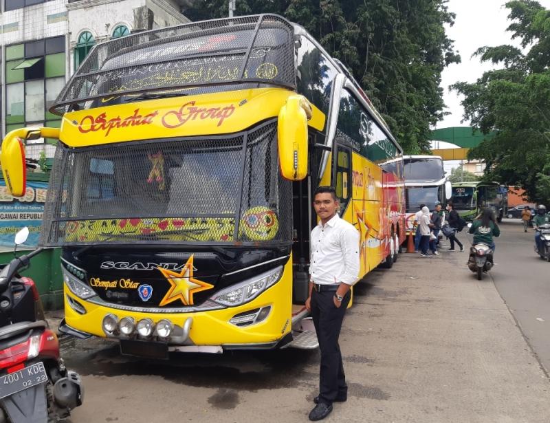 Bus Sempati Star dengan pengemudinya Dedi. Bus akan dipersiapkan berangkat dari Terminal Bekasi untuk menuju tujuan akhir yaitu Medan. 