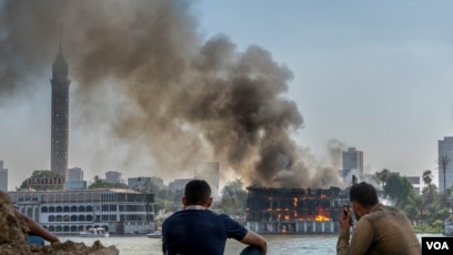 Api melahap restoran terapung Nil, di Kairo, Mesir, akibat korsleting saat gelombang panas, 8 Agustus 2021. PBB mengatakan bahwa Mesir, dengan suhu tinggi dan pertumbuhan penduduk, 