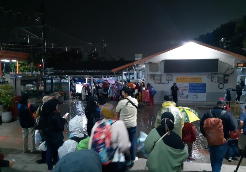 Suasana Penumpang KRL di Stasiun Bekasi saat hujan mengguyur pada Rabu (12/1/2022) malam.