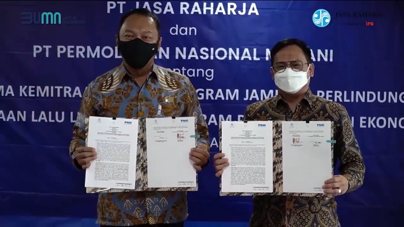 Pihak PT Jasa Raharja menjalin kolaborasi dengan PT Permodalan Nasional Madani (PNM) dalam rangka memberikan program perlindungan kecelakaan lalu lintas dan program pemberdayaan ekonomi. Foto: istimewa.