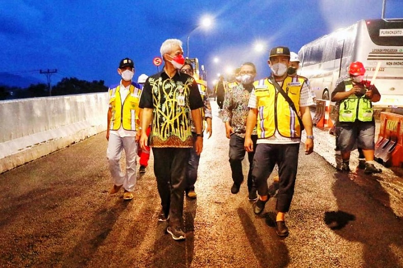 Gubernur Jawa Tengah, Ganjar Pranowo sempat menghentikan kendaraannya saat pulang kunjungan ke Kebumen guna memantau penggunaan aspal pada  Flyover Kretek, Bumiayu, Brebes, Rabu (12/1/2022) malam. (Foto:HumasJateng)