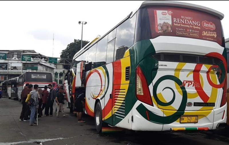 Bus NPM menaikkan penumpang di Terminal Bekasi untuk selanjutnya melanjutkan perjalanan ke Padang. 