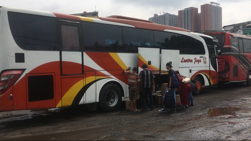 Penumpang bus lintas Sumatera dari PO Lantra Jaya siap diberangkatkan dari Terminal Bekasi, Kamis (13/1/2022). Foto: BeritaTrans.com.