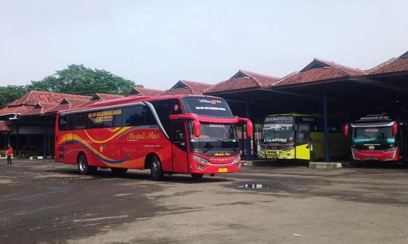 Bus Medali Mas mengawali perjalanan dari Terminal Harjamukti Kota Cirebon menuju Malang, Jawa Timur. (Taryani)