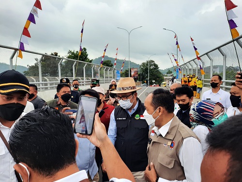 Gubernur Ridwan Kamil diminta swafoto warga saat membuka Jembatan Leuwigajah, Kota Cimahi, Rabu (12/1/2022). (Foto:Humas Pemda Jabar)