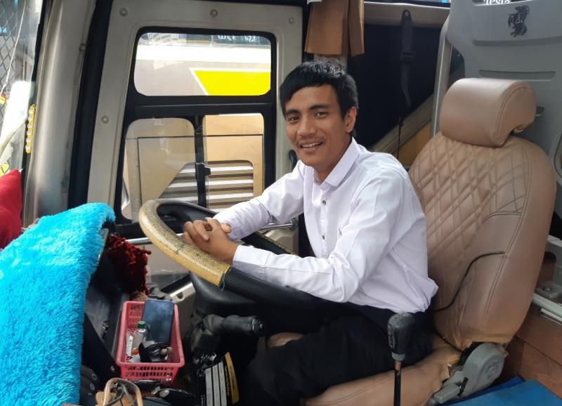 Rivaldo saat bersiap di busnya yang akan membawa penumpang dari Terminal Bekasi, Jumat (14/1/2022). Bus Sempati Star akan menuju ke Medan. 