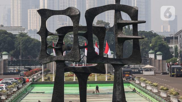 Petugas membersihkan area depan Gedung MPR/DPR/DPD yang meliputi Kolam, Halaman, Lobi gedung Nusantara Jakarta.