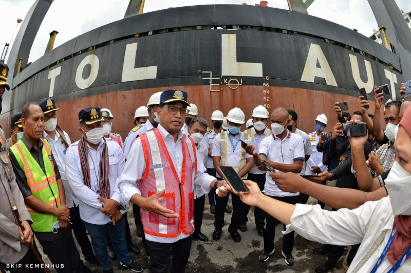 Menhub saat tinjau kinerja Tol.Laut di Alor