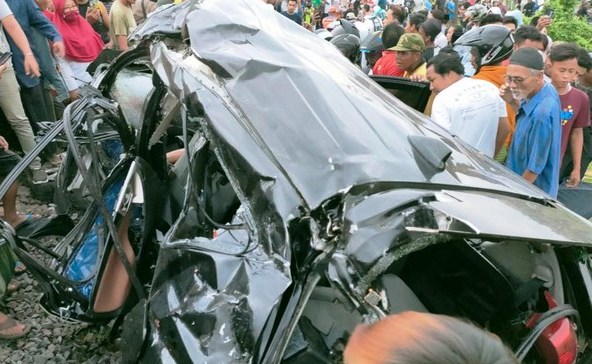 Kijang Innova membawa  empat orang penumpang dan seluruhnya tewas tampak ringsek setelah tertemper dan terseret KA sekitar 40 meter. (Foto:detik.com) 