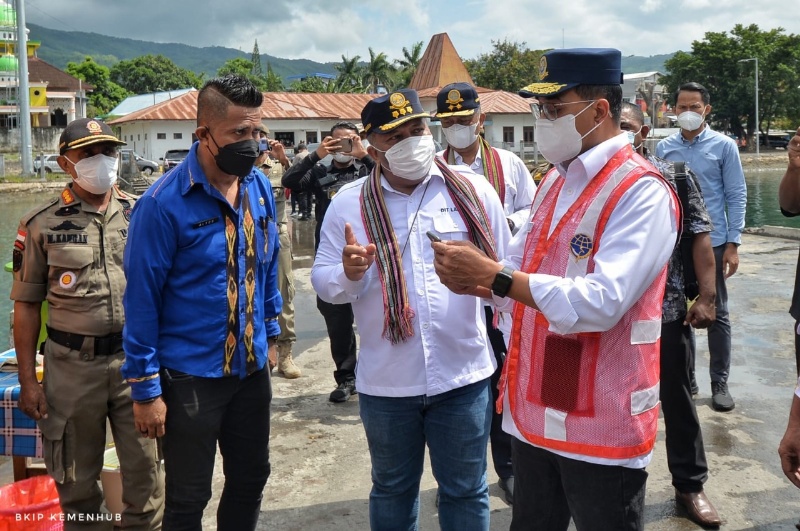 Memhub di Pelabuhan Maumere