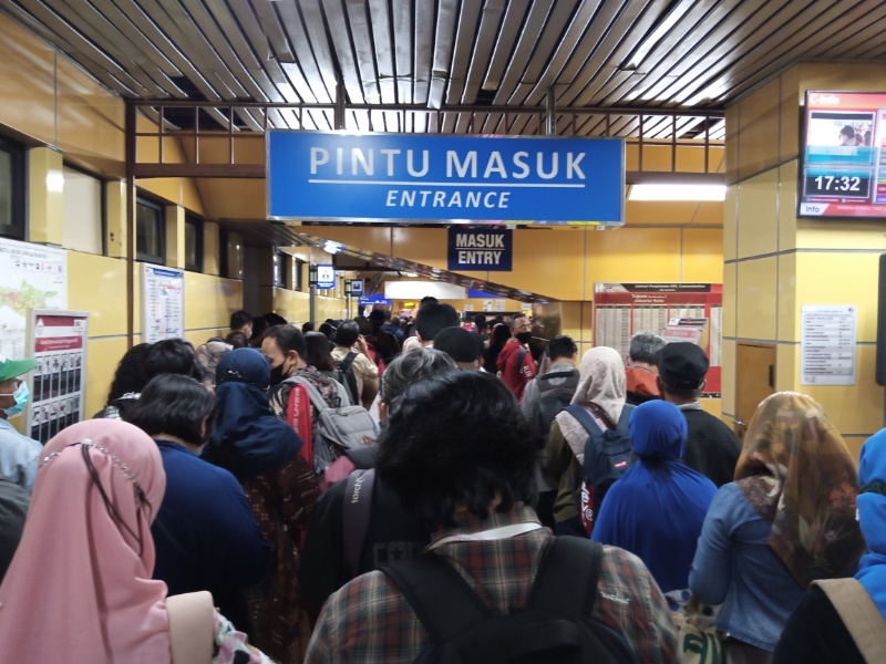 Antrean penumpang tujuan Bogor di lantai 1 Stasiun Gondangdia (omy)