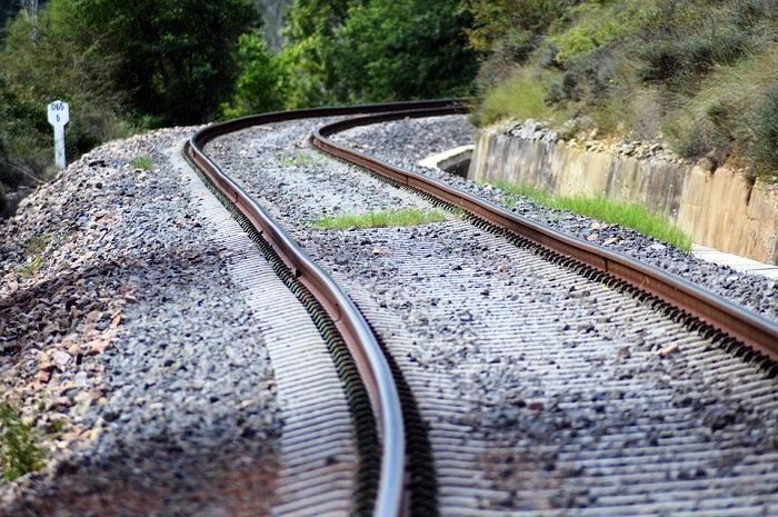 Batu kerikil memiliki fungsi yang cukup penting,  karena itu sengaja ditempatkan di dekat jalur rel kereta api. (Ist.)