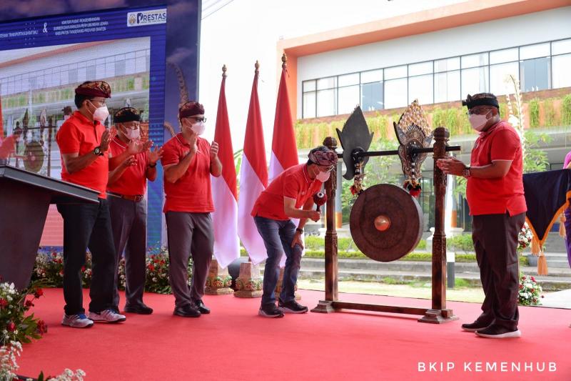 Menhub Budi Karya Sumadi saat resmikan gedung baru Poltrada Bali