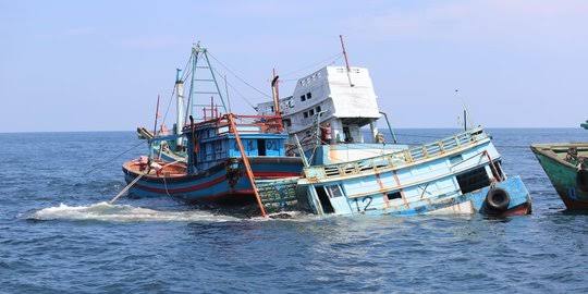 Ilustrasi penenggelaman kapal asing ilegal. Foto: istimewa.