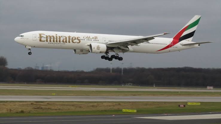 Pesawat Boeing 777-300ER Emirates.