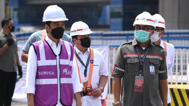 Presiden Jokowi meninjau lokasi Tunnel #1 kereta cepat Jakarta-Bandung yang berlokasi di Km 5+500 Tol Jakarta-Cikampek.