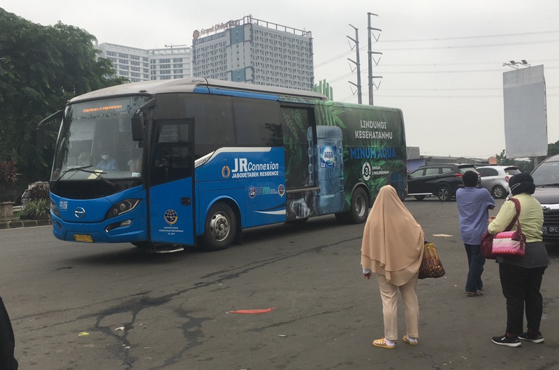Bus kota tiba di depan Gerbang Tol Bekasi Timur, Senin (17/1/2022). Foto: BeritaTrans.com.