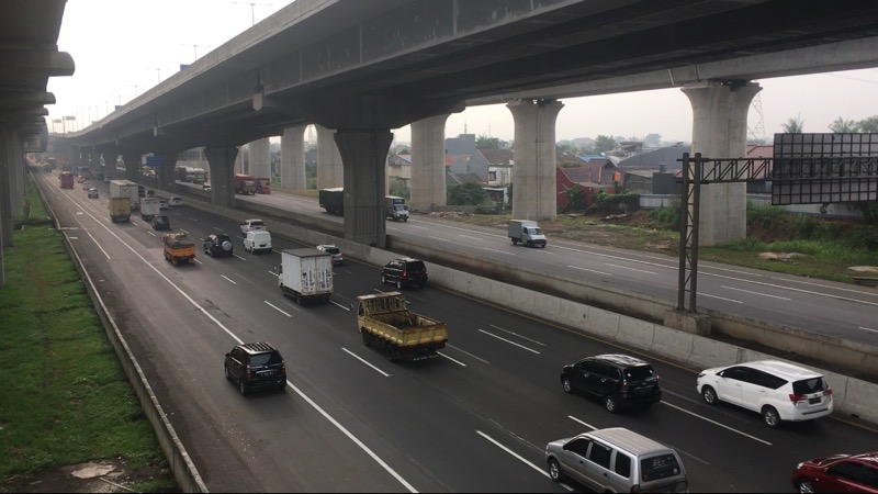 Kendaraan di ruas Tol Bekasi Timur, Senin (27/1/2022). Foto: BeritaTrans.com.