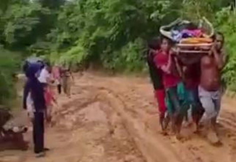 Jalan rusak, ibu hamil digotong menuju ambulans. 