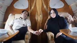Bupati Penajam Paser Utara (PPU) Abdul Gafur Mas`ud bersama istri naik jet pribadi.