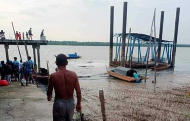 Jembatan ponton pelabuhan Alai, Kecamatan Ungar, Kabupaten Karimun, Kepulauan Riau ambruk, Senin (17/1/2022).