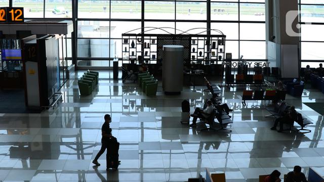  Penumpang tengah berjalan di Terminal 3 Bandara Soetta, Tangerang, Banten.