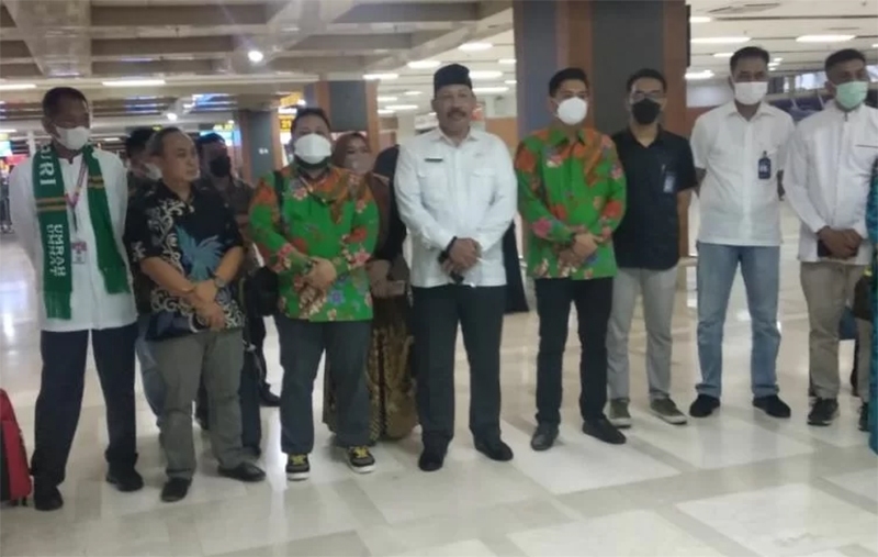 Para jamaah umrah asal Sulsel yang diberangkatkan ke Jakarta untuk bergabung dengan jamaah umrah lainnya sebelum bertolak ke Arab Saudi/foto:antaranews.com