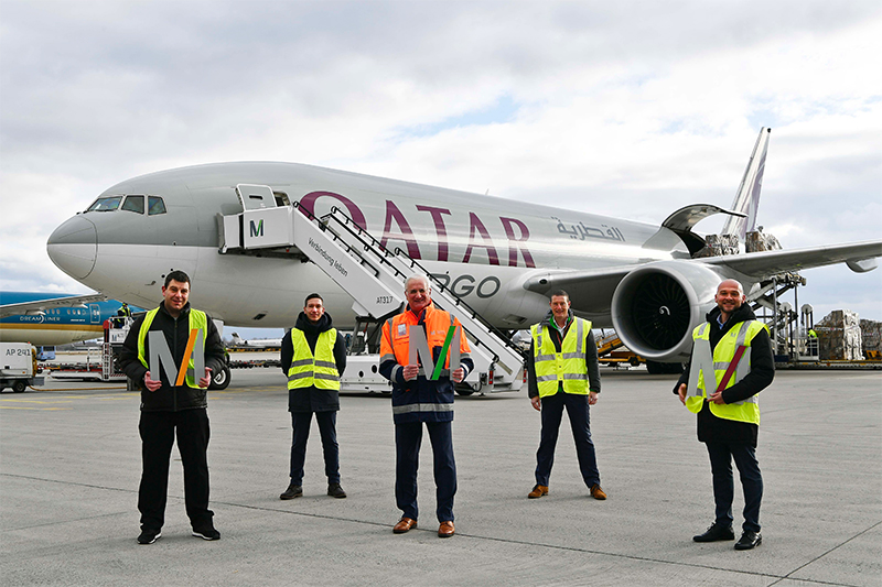 foto:istimewa/Penerbangan perdana pada rute baru disambut oleh Alexander Gentes (Kepala JETcargo HUB South di DB Schenker 1 dari kiri), Gerold Sellmayer (Kepala Air Cargo South di DB Schenker 2 dari kiri), Bernd H. Foerster (Manajer Senior Kargo Regional Eropa Utara di Qatar Airways 1 dari kanan) dan Frank Hermann (Manajer Kargo Regional Jerman, Swiss, Luksemburg 2 dari kanan) bersama Markus Heinelt (Direktur Pengembangan Kargo di Bandara Munich 3 dari kanan).