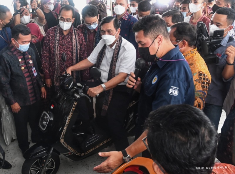 Menko Luhut dan Menhub di Bandara Jambi