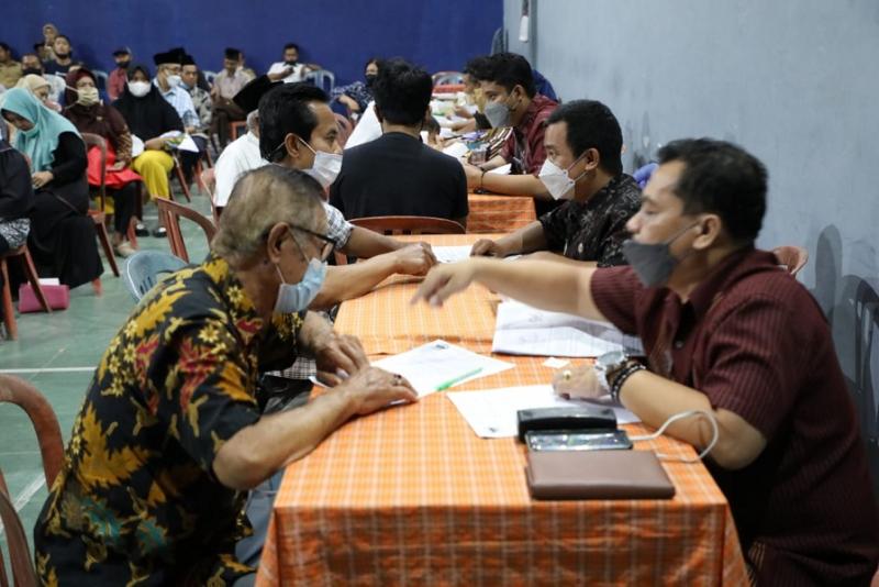 Sejumlah pemilik tanah dan bangunan tengah berkonsultasi dengan panitia pengadaan tanah untuk proyek tol Yogyakarta-Bawen. (Foto:Diskominfo Jateng)