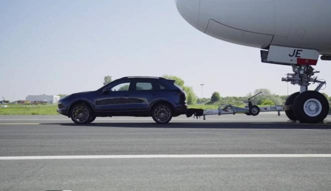 Mobil Porsche menarik Airbus A380 Air France
