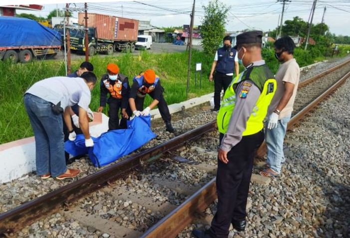 Jenazah wanita terlindas kereta api dievakuasi menuju ke rumah sakit. (Dok.Polres Kediri)