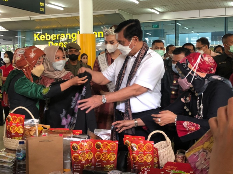 Menko Luhut sambangi UMKM di Bandara Sultan Thaha Jambi (APII)