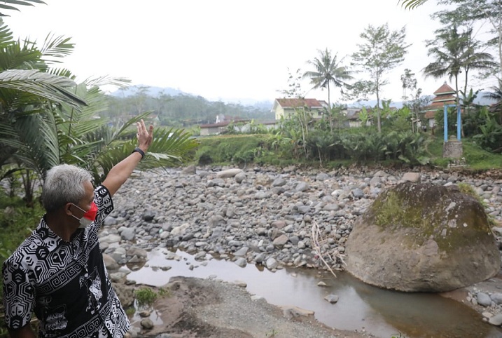 Gubernur Jawa Tengah Ganjar Pranowo saat meninjau lokasi pembangunan jembatan Jebengplampitan. (Dok.Humas Jateng) 